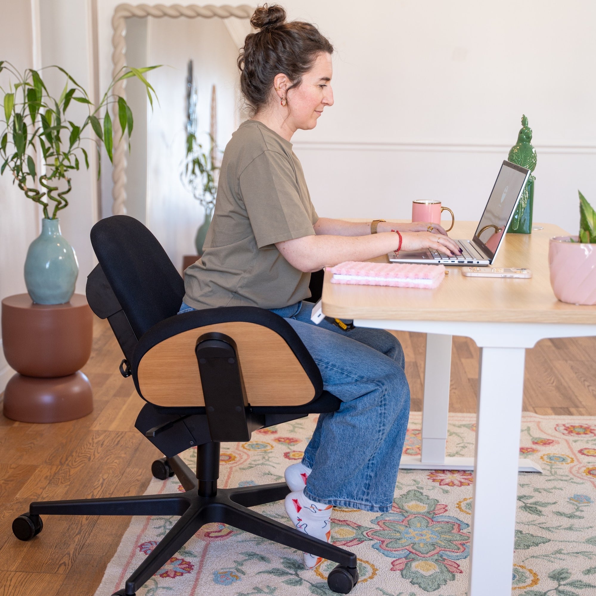 Chaise de bureau dynamique FLOW en position semi-allongée