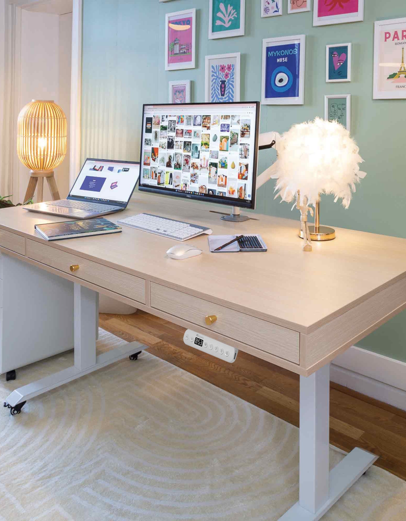 Bureau assis-debout KQUEO Space Dynamique en bois très clair avec 3 tiroirs et pieds blancs à roulettes dans un intérieur décoré.