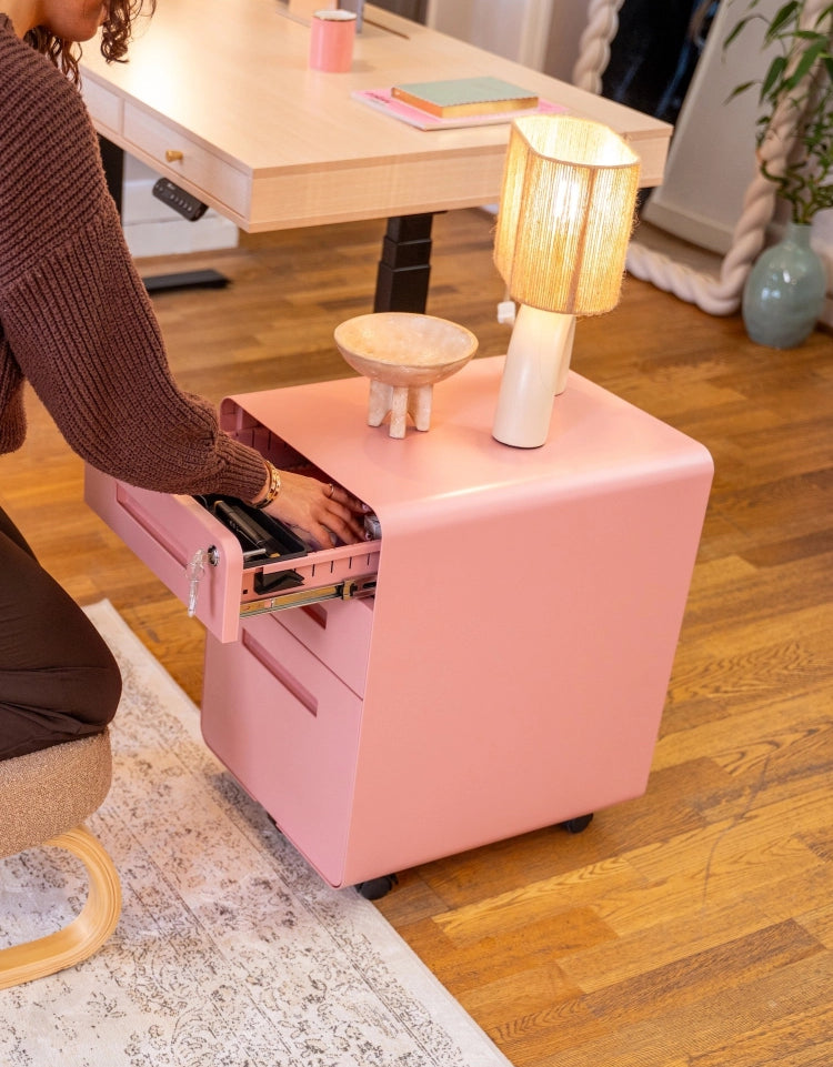 Accessoires de bureau KQUEO avec caisson de rangement rose dans un espace de travail moderne