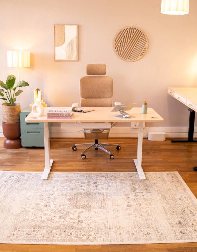 Bureau assis-debout Dynamic Kqueo dans un espace de travail lumineux avec chaise ergonomique