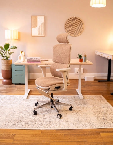 Chaise ergonomique Terrana beige dans un espace de travail chaleureux