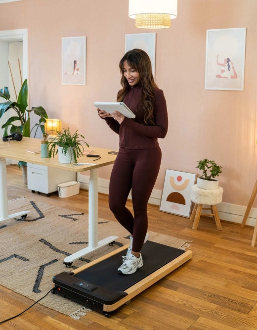 Tapis de marche Walker utilisé devant un bureau assis-debout