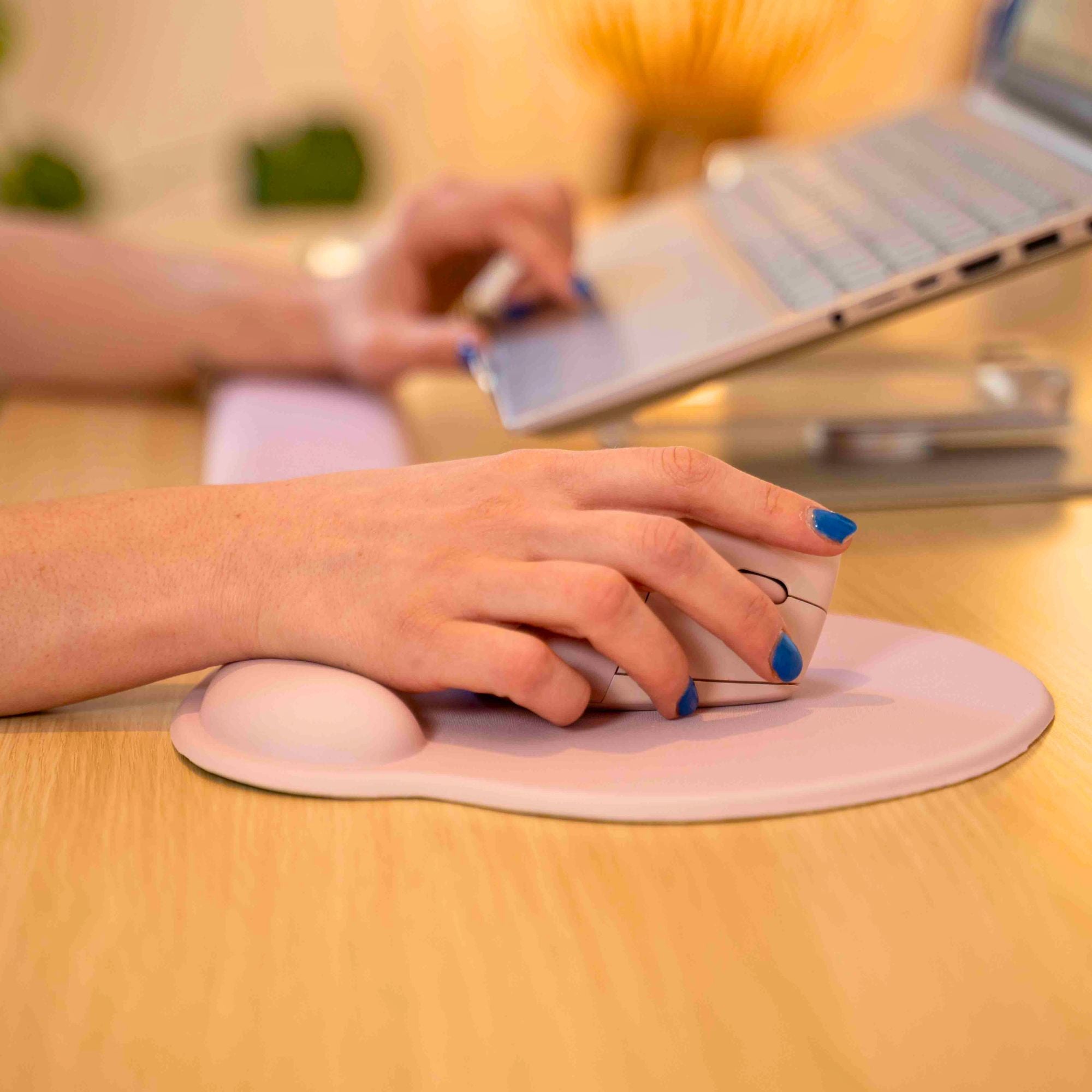 tapis de souris et repose poignet rose KQUEO_ambiance