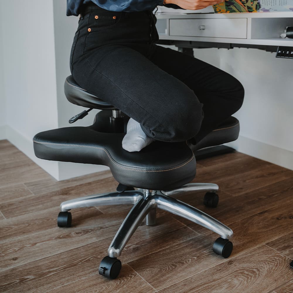 chaise assis en tailleur noire chromé ZEN KQUEO_ambiance