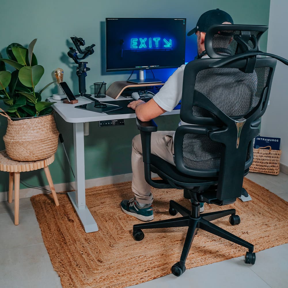 photo lifestyle chaise ergonomique noire TERRANA KQUEO