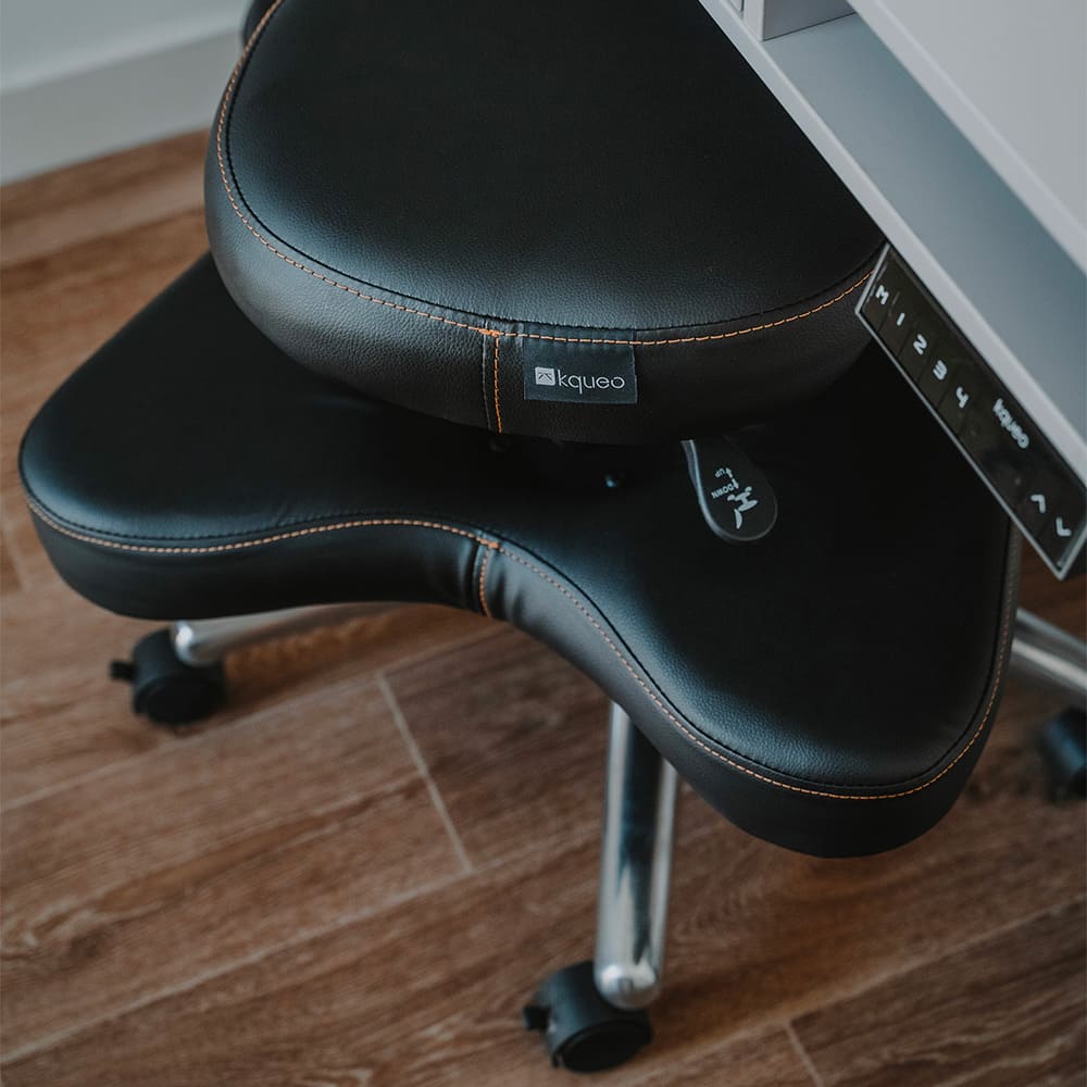 chaise assis en tailleur noire ZEN KQUEO_ambiance