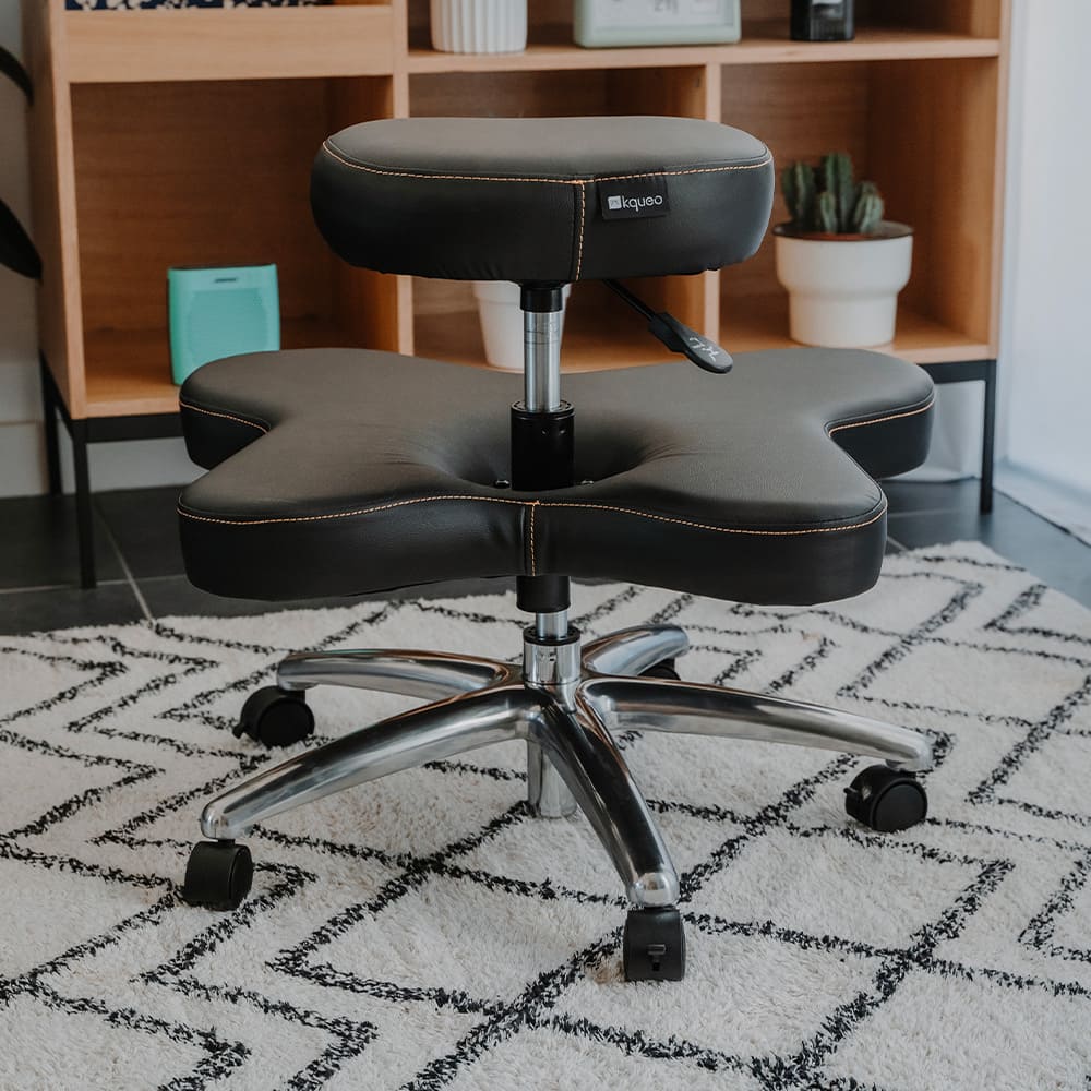 chaise assis en tailleur noire ZEN KQUEO_ambiance