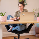 Personne travaillant sur la chaise de bureau dynamique FLOW en position lounge