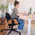 Chaise de bureau dynamique FLOW en position semi-allongée