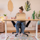 Vue de profil de la chaise de bureau dynamique FLOW en placage chêne premium