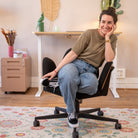 Chaise de bureau dynamique FLOW en position d'assise active