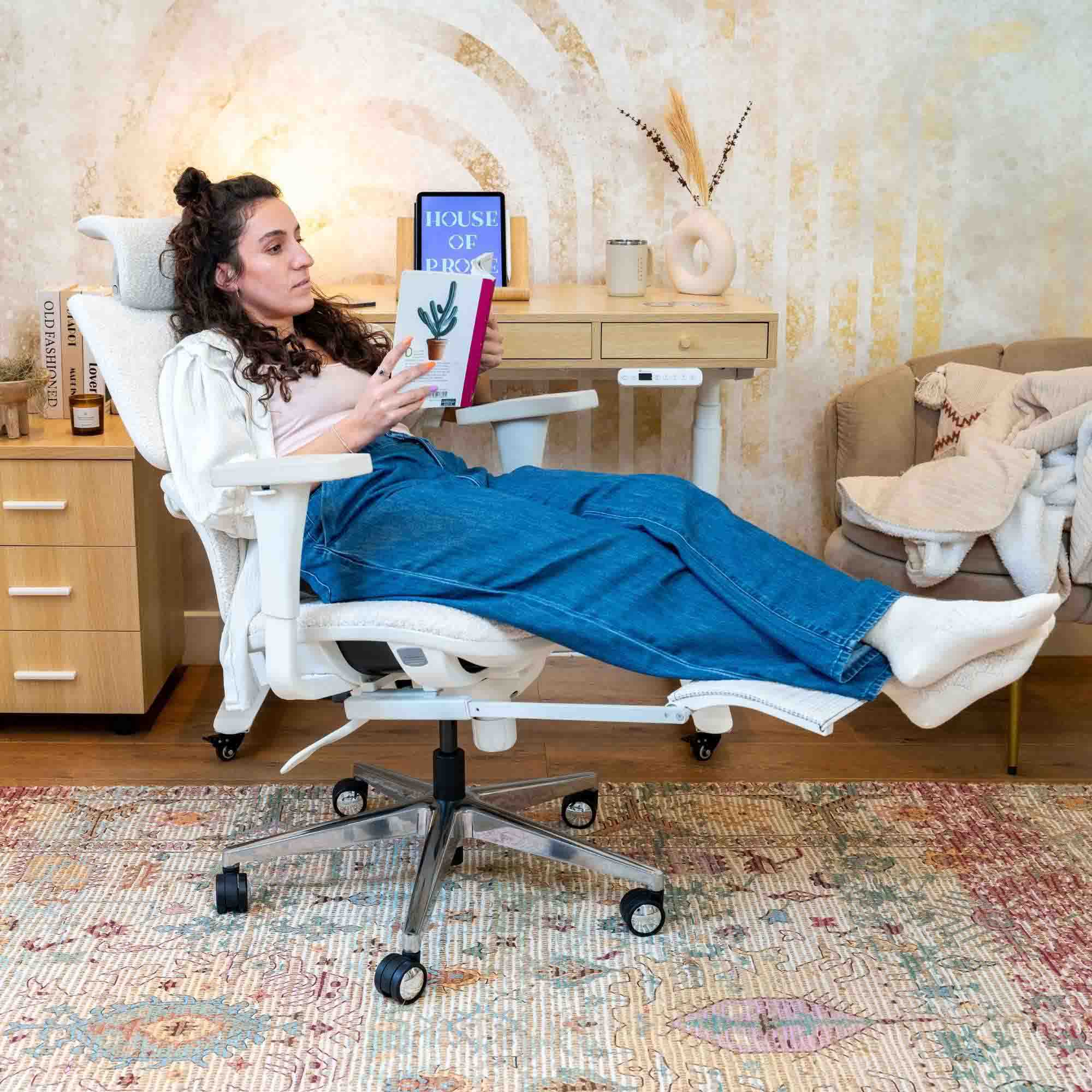 Chaise de bureau ergonomique TERRANA en tissu bouclette blanc, en situation