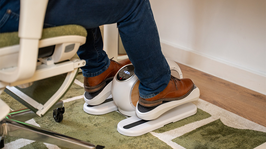 Pédalier ELIPTIC installé sous un bureau avec pédales en mouvement