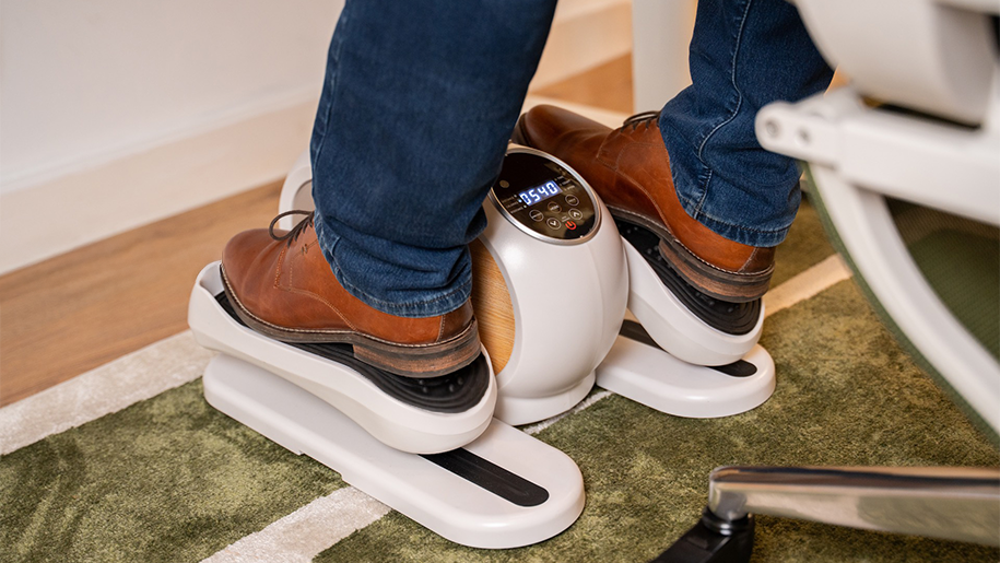 écran digital et commandes du pédalier ELIPTIC montrant distance, calories et vitesse