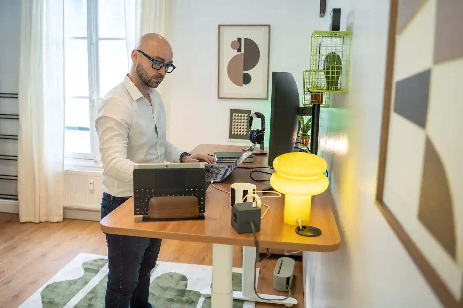 Bureau assis debout KQUEO dans un espace de travail