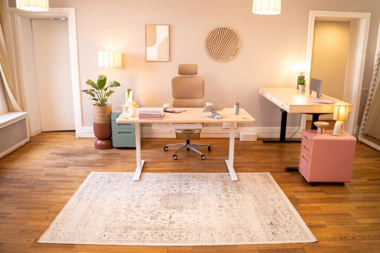 Bureau assis-debout Dynamic Kqueo dans un espace de travail lumineux avec chaise ergonomique