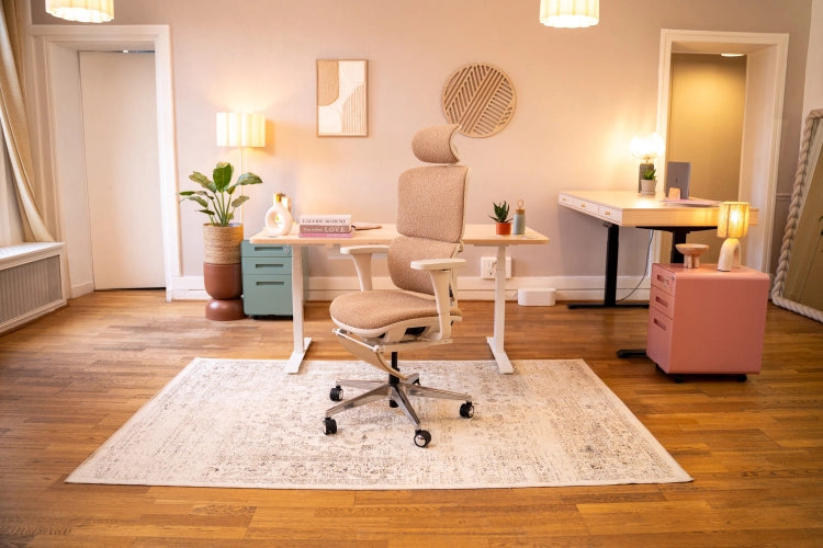 Chaise ergonomique Terrana beige dans un espace de travail chaleureux