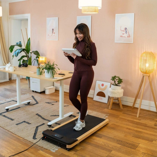 Tapis de marche Walker utilisé devant un bureau assis-debout