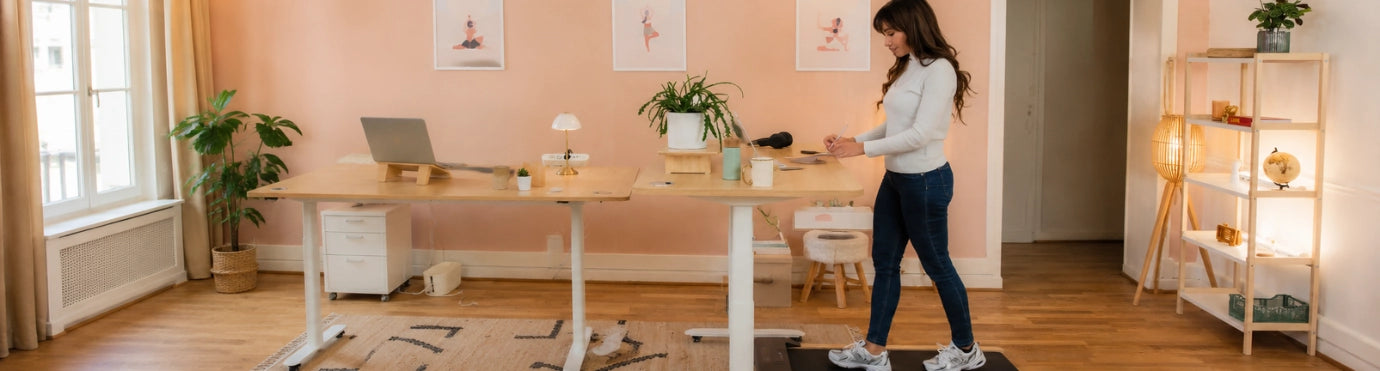 Femme travaillant debout sur un tapis de marche devant un bureau assis-debout en bois