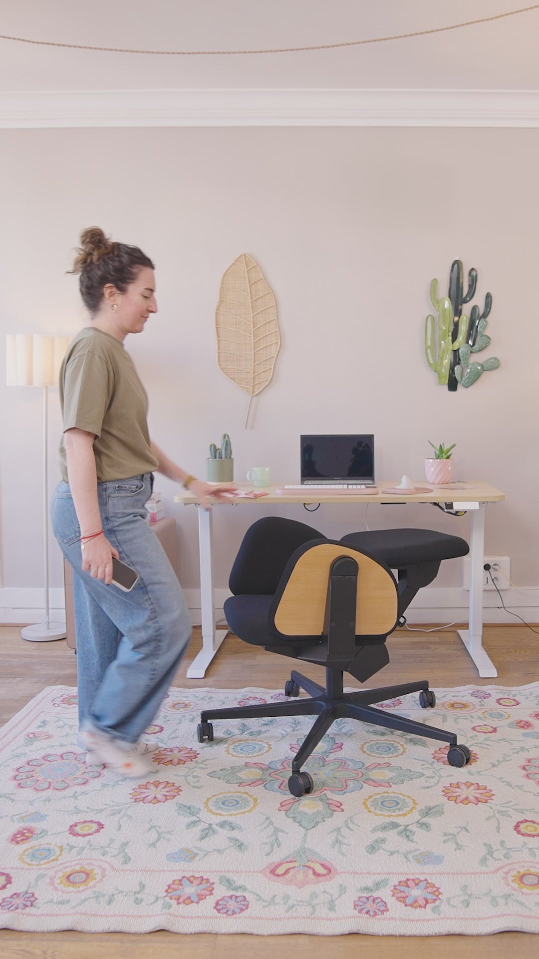 Vidéo lifestyle de la chaise de bureau dynamique FLOW utilisée dans différentes positions de travail