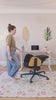 Vidéo lifestyle de la chaise de bureau dynamique FLOW utilisée dans différentes positions de travail